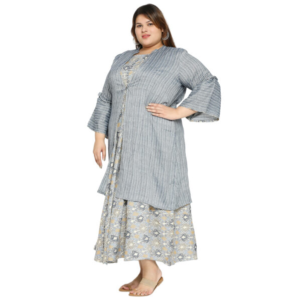 Plus Size Sleeveless Inner Cape Grey Dress in a Fashionable Print.